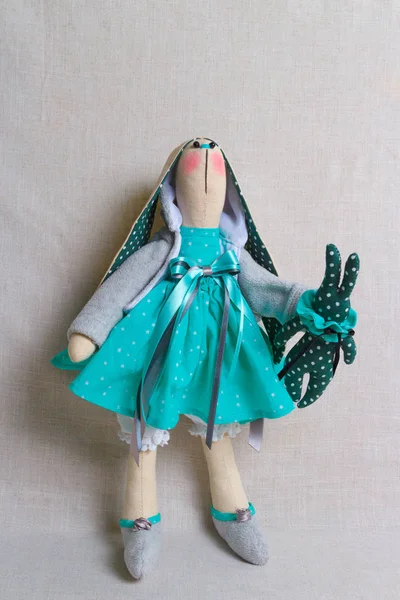 Zabawka królik w zielonej sukni, Wielkanoc — Zdjęcie stockowe