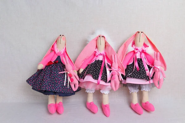 Muchos conejos de juguete en vestidos, pascua —  Fotos de Stock