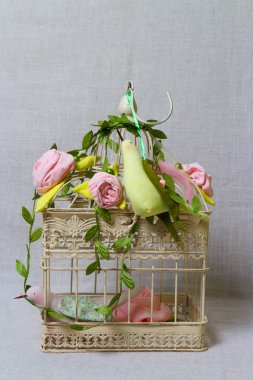 Sarı kuş oyuncak heykel kafes vintage eski tatlı üzerinde güzel güzel