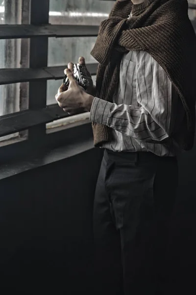 Hombre sostiene una cámara de cine vintage . — Foto de Stock