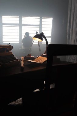 adam fotoğrafçı ışığı filmde inceliyor
