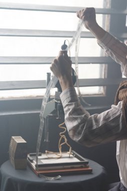 adam fotoğrafçı ışığı filmde inceliyor