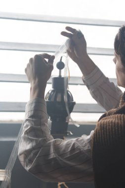 adam fotoğrafçı ışığı filmde inceliyor
