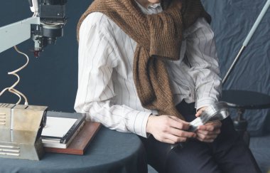 adam fotoğrafçı ışığı filmde inceliyor