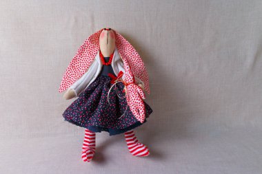 oyuncak tavşan turuncu, mavi elbise, Paskalya