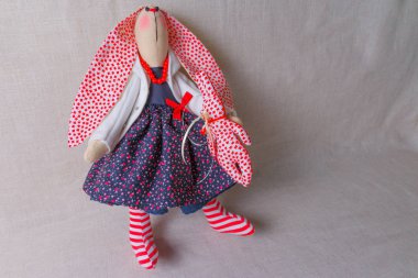 oyuncak tavşan turuncu, mavi elbise, Paskalya