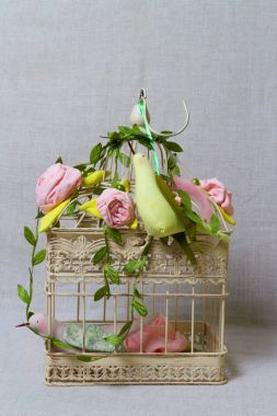 Sarı kuş oyuncak heykel kafes vintage eski tatlı üzerinde güzel güzel