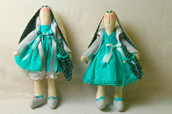 Dos conejos de juguete en vestidos, pascua —  Fotos de Stock