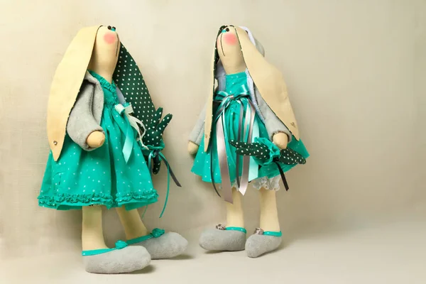 Dos conejos de juguete en vestidos, pascua —  Fotos de Stock