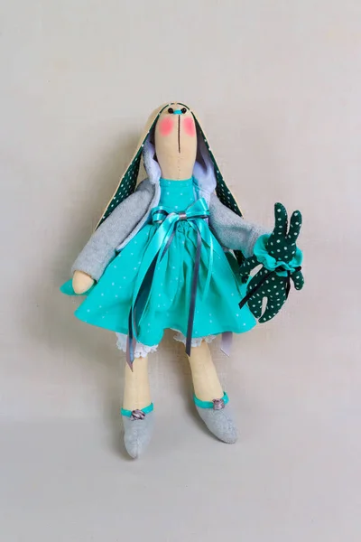 Іграшковий кролик у зеленій сукні, Великдень — стокове фото