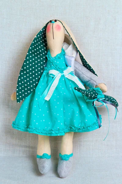 Speelgoed konijn in groene jurk, Pasen — Stockfoto
