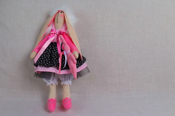 Speelgoed konijn in roze jurk, Pasen — Stockfoto