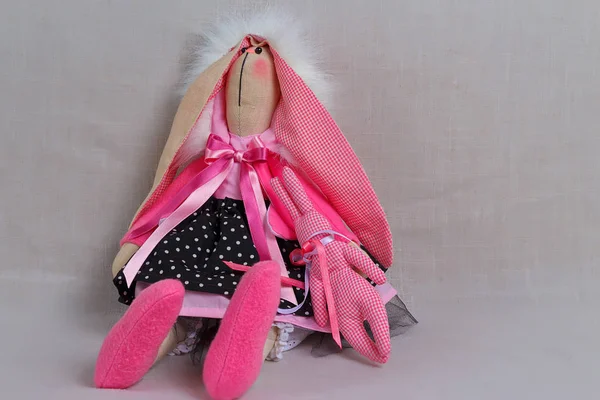 Juguete conejo en vestido rosa, pascua —  Fotos de Stock