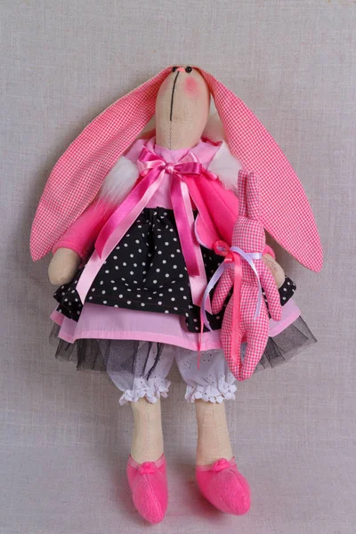 Speelgoed konijn in roze jurk, Pasen — Stockfoto