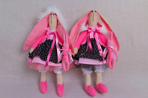 Два игрушечных кролика в платьях, Пасха — стоковое фото