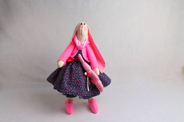 粉红色连衣裙的玩具兔子, 复活节 — 图库照片