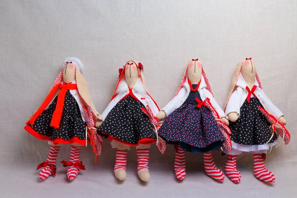 Veel speelgoed konijnen in jurken, Pasen — Stockfoto