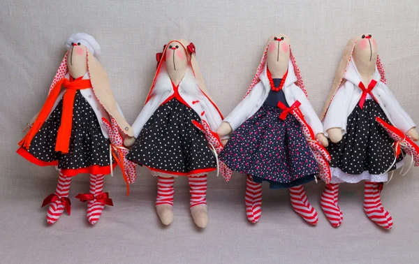 Muchos conejos de juguete en vestidos, pascua —  Fotos de Stock