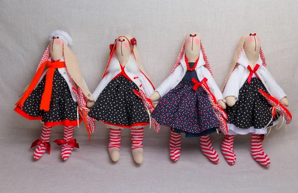Veel speelgoed konijnen in jurken, Pasen — Stockfoto