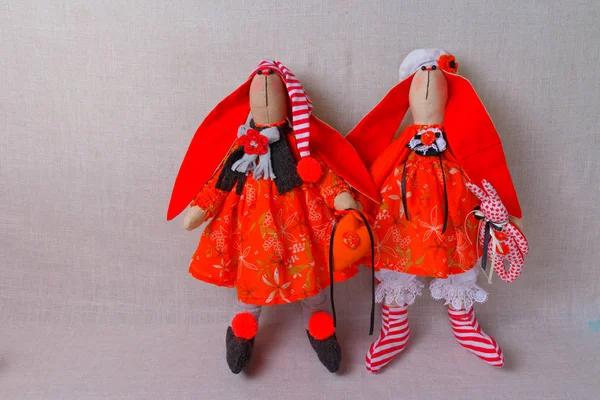 Twee speelgoed konijnen in jurken, Pasen — Stockfoto