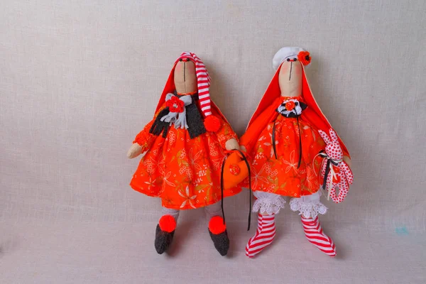 Dos conejos de juguete en vestidos, pascua — Foto de Stock