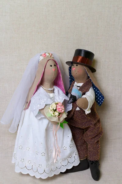 Easter rabbits, bunny toys in shape wedding. Textile bride and groom — Stock Photo, Image