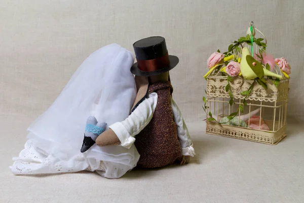 Coelhos da Páscoa, brinquedos de coelho em forma de casamento. Noiva têxtil e noivo, atrás — Fotografia de Stock