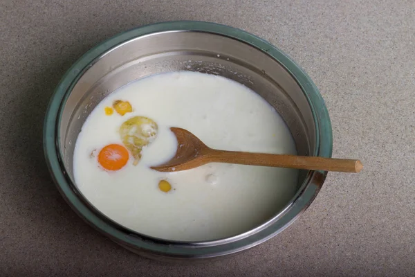 Разбитые куриные яйца в тарелке с молоком и специями. Составление омлета . — стоковое фото