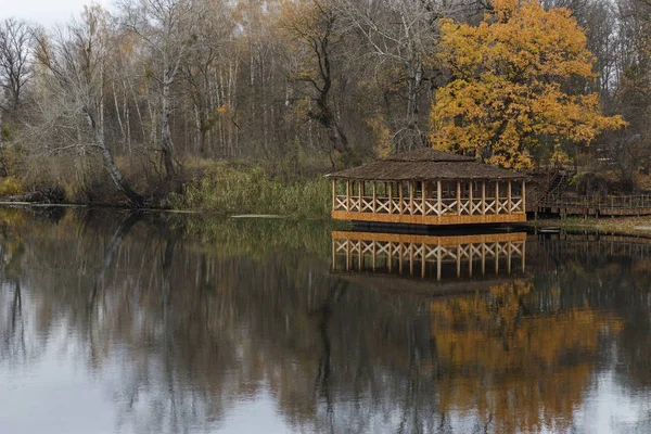 Casa de madeira no rio — Fotografia de Stock