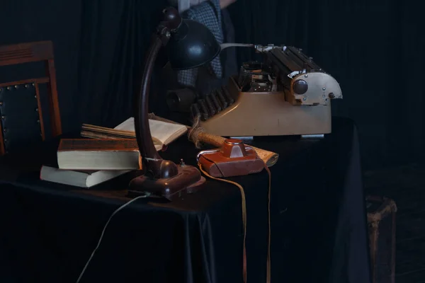 Máquina de escribir vintage, cámara fotográfica y llaves viejas en la mesa de madera. Nostálgico —  Fotos de Stock