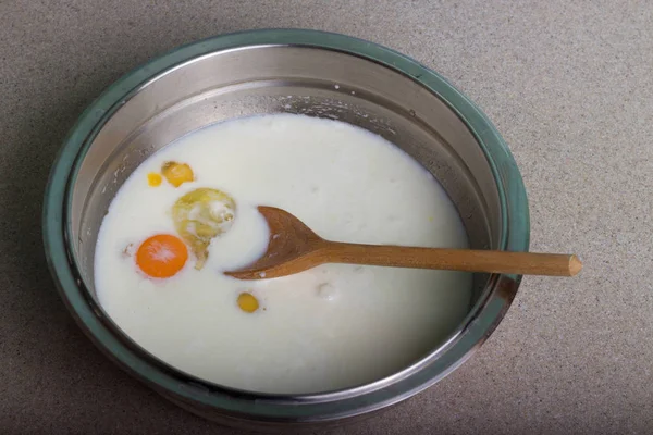 Разбитые куриные яйца в тарелке с молоком и специями. Составление омлета . — стоковое фото