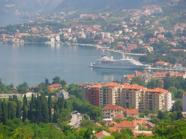 Weißes Schiff liegt in der Bucht an der Seebrücke, Montenegro, der Adria — Stockfoto