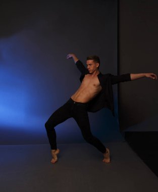 erkekler mi bir siyah pantolon dansları