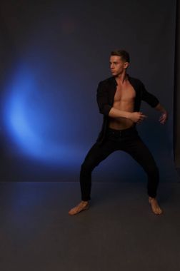 erkekler mi bir siyah pantolon dansları