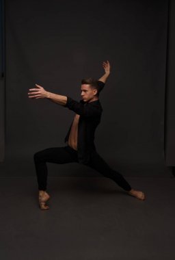 erkekler mi bir siyah pantolon dansları