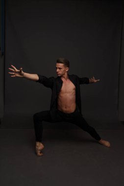 erkekler mi bir siyah pantolon dansları