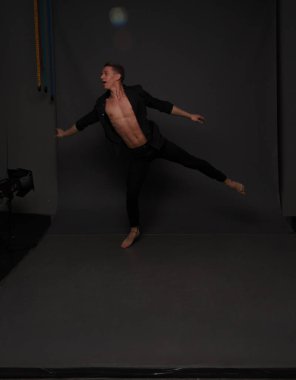 erkekler mi bir siyah pantolon dansları