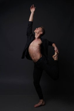 erkekler mi bir siyah pantolon dansları