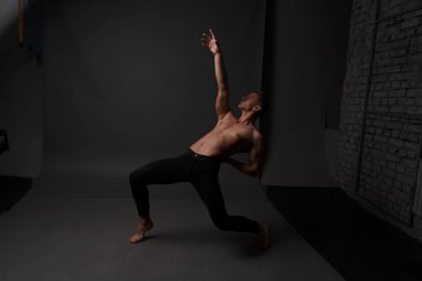 erkekler mi bir siyah pantolon dansları