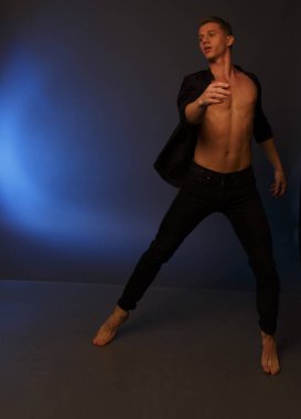 erkekler mi bir siyah pantolon dansları