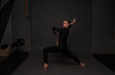 erkekler mi bir siyah pantolon dansları