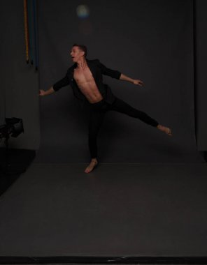 erkekler mi bir siyah pantolon dansları