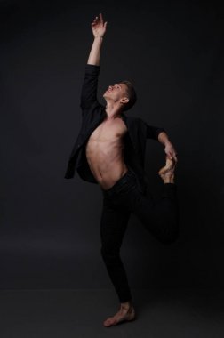 erkekler mi bir siyah pantolon dansları