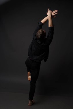 erkekler mi bir siyah pantolon dansları