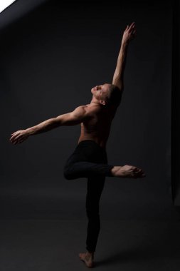 erkekler mi bir siyah pantolon dansları