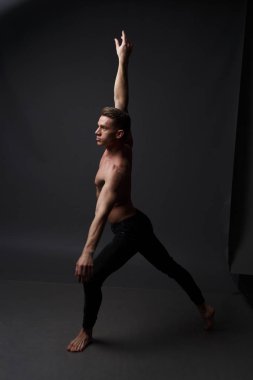 erkekler mi bir siyah pantolon dansları