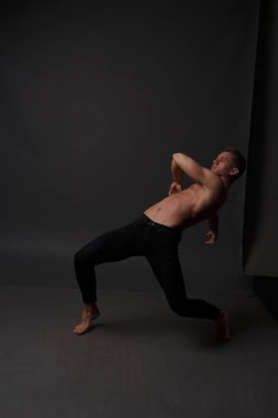 erkekler mi bir siyah pantolon dansları