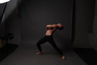 erkekler mi bir siyah pantolon dansları