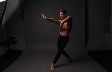 erkekler mi bir siyah pantolon dansları