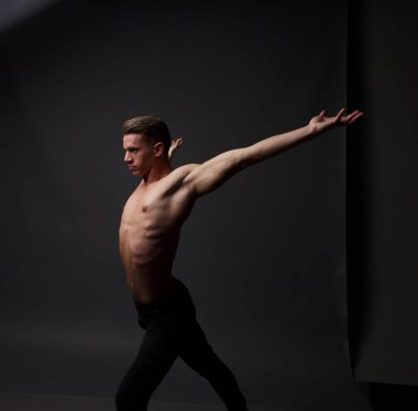 erkekler mi bir siyah pantolon dansları